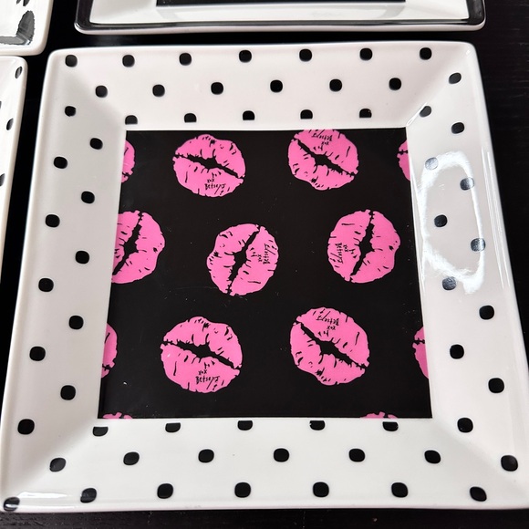 Betsey Johnson Set Of 4 7” Plates NWT Lips, Skulls, Rose And Hearts - Picture 5 of 8